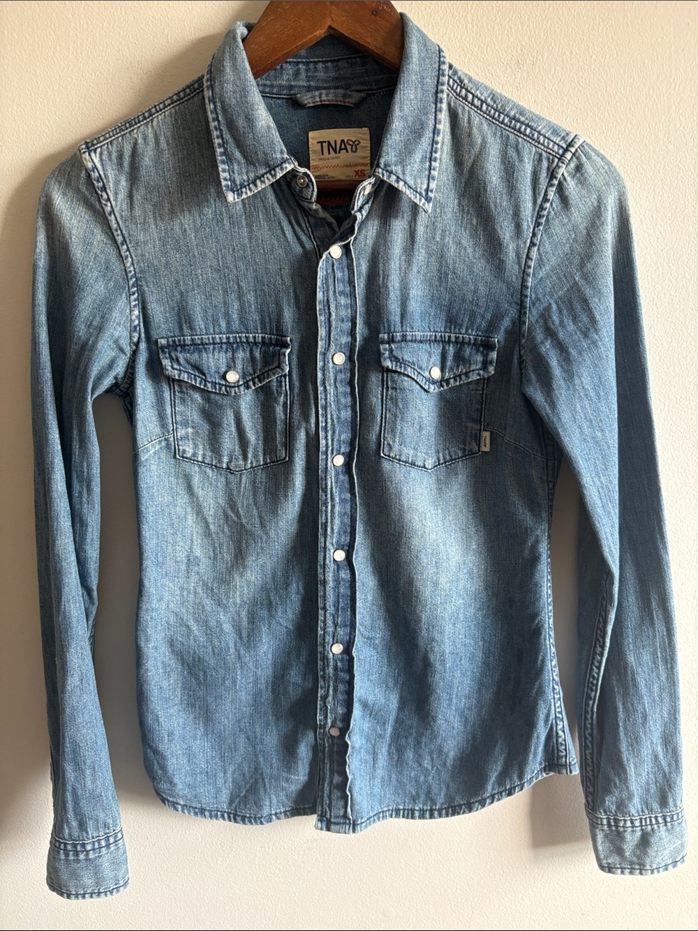 TNA Classic Fit Chambray Denim Snap Front Shirt XS